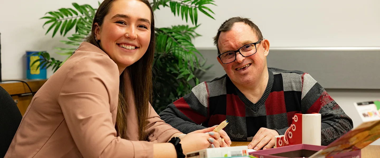 Éducatrice et client qui sourient